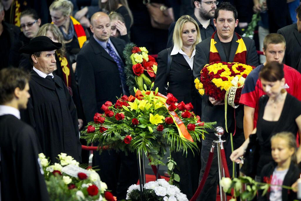Na snimke ludia z celeho Slovenska prichadzaju si uctit pamiatku zosnuleho hokejistu Pavla Demitru pocas poslednej rozlucky s tymto zosnulym hokejistom.