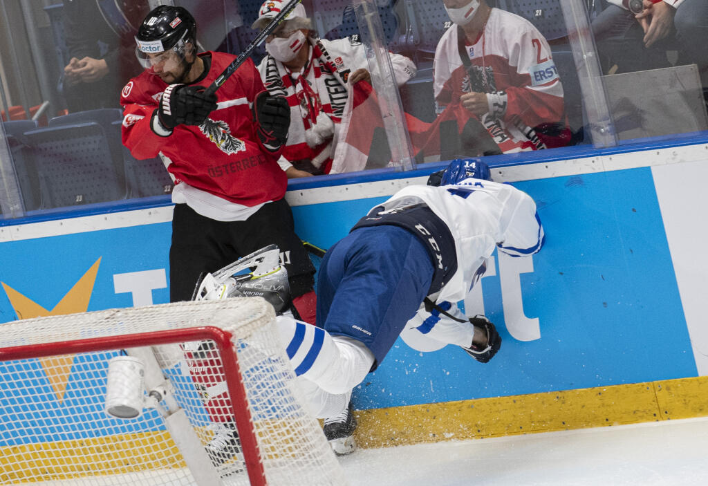 Na snímke vpravo Peter Čerešňák (Slovensko) a vľavo Raphael Herburger (Rakúsko) počas zápasu D-skupiny olympijskej kvalifikácie na ZOH v Pekingu Rakúsko - Slovensko 26. augusta 2021 v Bratislave. FOTO TASR - Martin Baumann