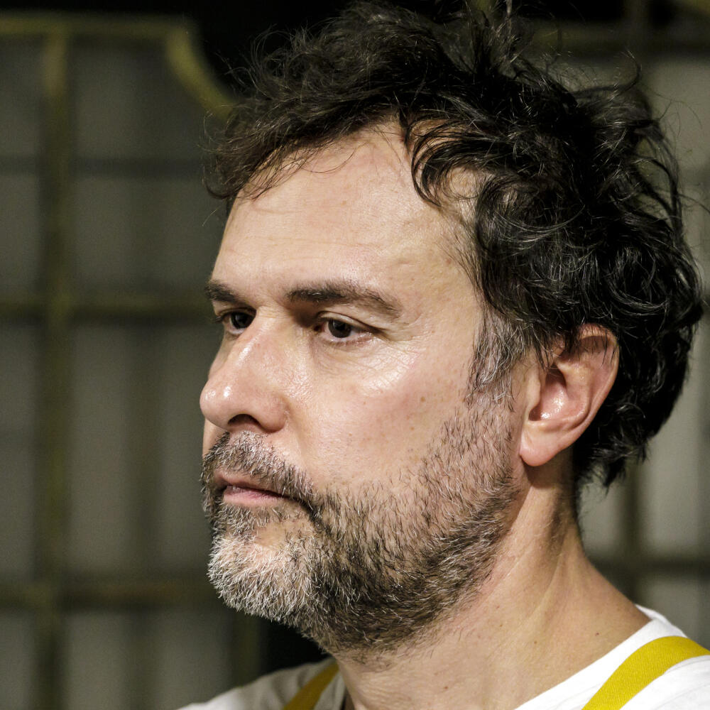 Na snímke herec Juraj Kemka (Rabín Jánkel) počas tlačovej konferencie po verejnej generálke inscenácie Ladislava Grosmana Nevesta v réžii Juraja Nvotu v Divadle ASTORKA Korzo´90. V Bratislave, 6. októbra 2022. FOTO TASR - Dano Veselský