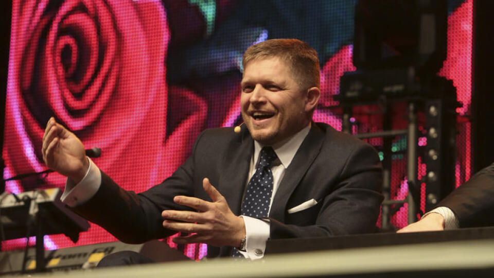 Robert Fico: Zamestnancom súkromnej fabriky sľúbil, že im mzdy vyplatia.