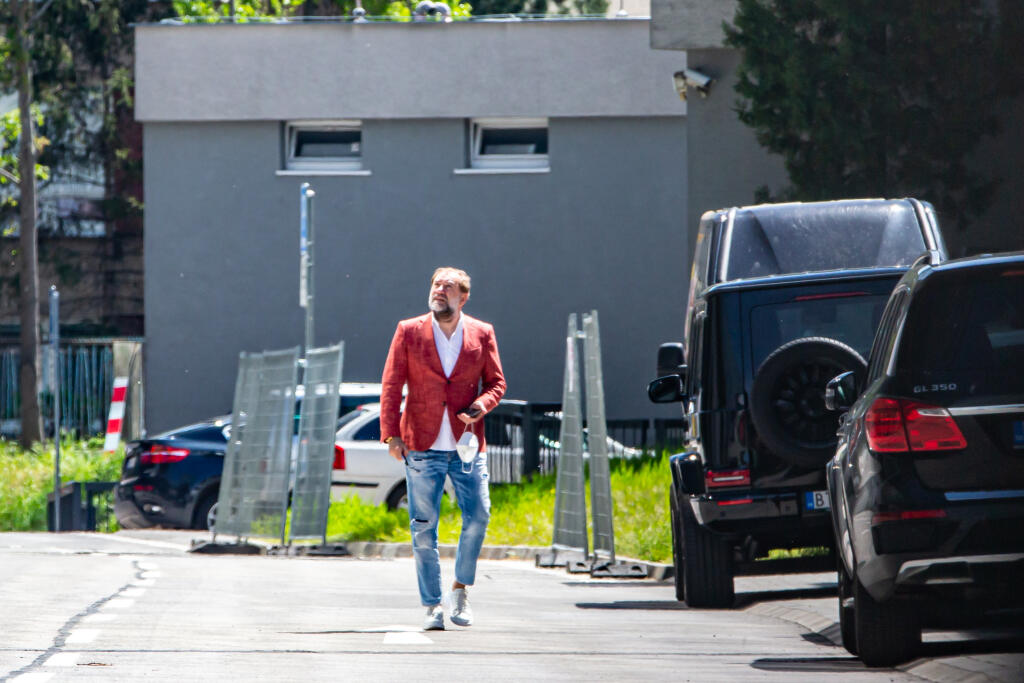 Na snímke tréner Vladimír Weiss starší odchádza z rokovania so zástupcami futbalového klubu ŠK Slovan Bratislava, Ivanom Kmotríkom maldším a Richardom Trutzom, o svojom pôsobení v pizícií hlavného trénera klubu.