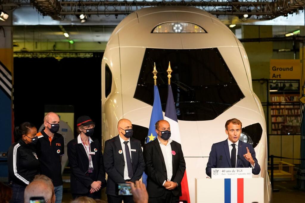 Na snímke vpravo francúzsky prezident Emmanuel Macron reční počas predstavenia novej generácie superrýchlych vlakov, známych ako TGV