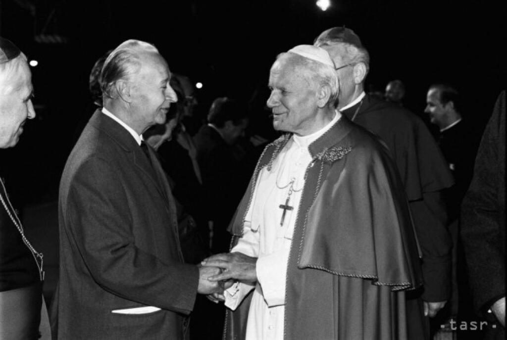 Pápež Ján Pavol II. navštívil Slovenso prvýkrát 22. apríla 1990. Do Bratislavy zavítal s cieľom uctiť si pamiatku vierozvestov svätého Cyrila a Metoda. Pri odchode sa s ním prišiel rozlúčiť predseda FZ ČSFR Alexander Dubček.