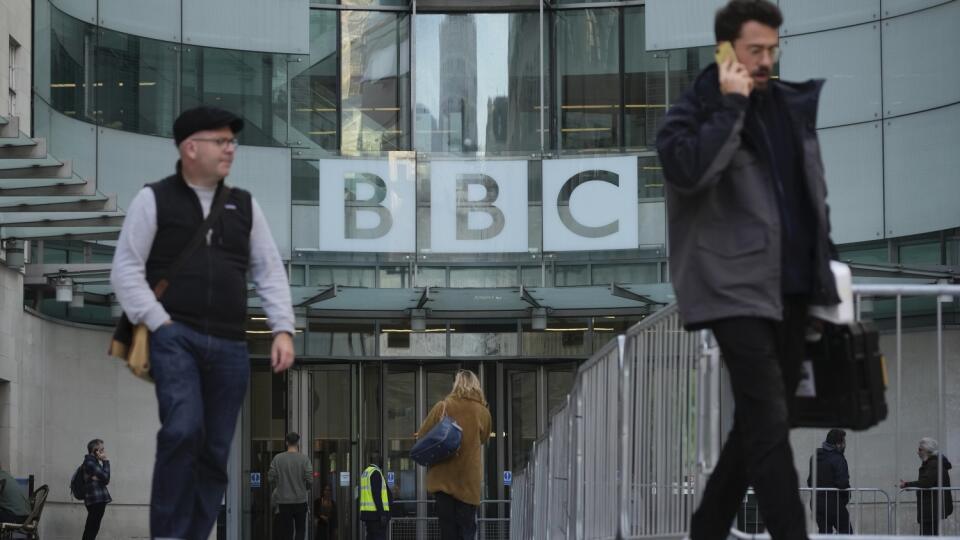 KK36 Londýn - Na snímke ľudia kráčajú okolo sídla BBC v Londýne 18. októbra 2022. British Broadcasting Corporation - BBC, patrí k symbolom Spojeného kráľovstva a radí sa medzi najserióznejšie médiá. Od jej založenia uplynulo 100 rokov. Pravidelne rozhlasové vysielanie začala 14. novembra 1922. Od roku 1936 spustila televízne vysielanie. FOTO TASR/AP
People walk past the BBC Headquarters in London, Tuesday, Oct. 18, 2022 as the BBC is celebrating 100 years of broadcasting. The corporation marks