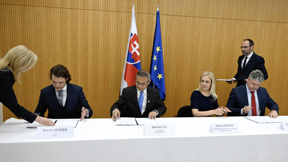 Na snímke zľava zástupca CEO InoBat Marián Boček, prezident Gotion EMEA Steven Cai, podpredsedníčka vlády SR a ministerka hospodárstva SR Denisa Saková (Hlas-SD) a konateľ MH INVEST Adrián Jenčo počas podpisu investičnej zmluvy na ministerstve hospodárstva SR 20. júna 2024 v Bratislave. FOTO TASR - Pavel Neubauer