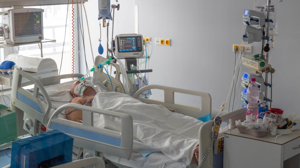 Boli sme na oddelení, kde sa starajú o pacientov s najťažším priebehom ochorenia COVID-19. Veľakrát si poplačeme, hovorí zdravotnícky personál, je ťažké vidieť umierať toľko ľudí.