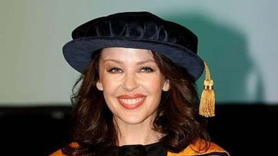 Kylie Minogue má doktorský titul.
