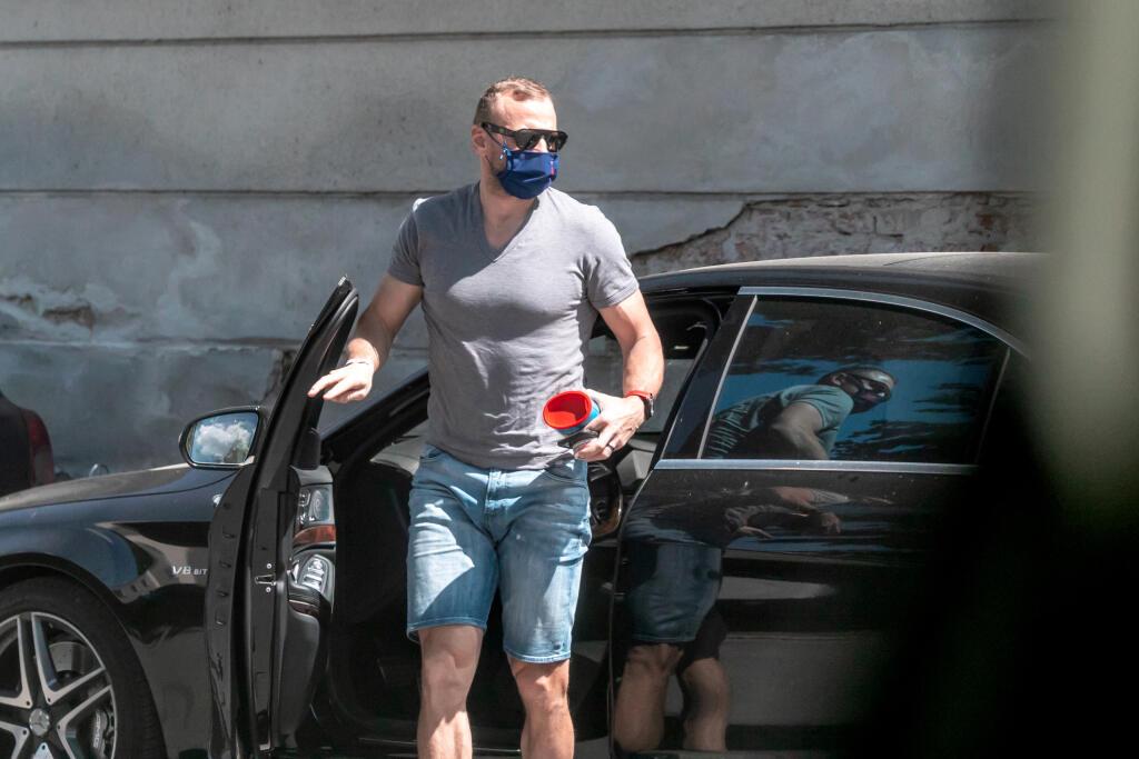 Na snímke paparazzi Marián Gáborík ako prišiel domov, presadol do mercedesu a následne išiel do nemocnice v Trenčíne.