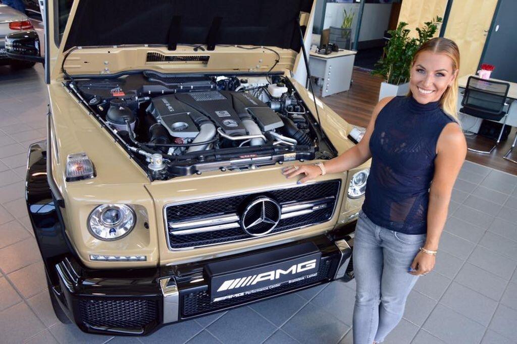 Cibulková športiak vymenila terénny Mercedes. Jej „medveď“ je zo spomínanej triedy G s číselným označením 63 a pod kapotou skrýva osemvalec s obsahom takmer 5,5 litra. Toto monštrum ponúka 571 koní a z rýchlenie z 0 na 100 km/h za 5,4 sekundy. Maximálna rýchlosť sa zastaví na čísle 210 kilometrov za hodinu. A cena? Pokojne sa pri príplatkovej výbave môže vyšplhať aj na 200-tisíc eur.