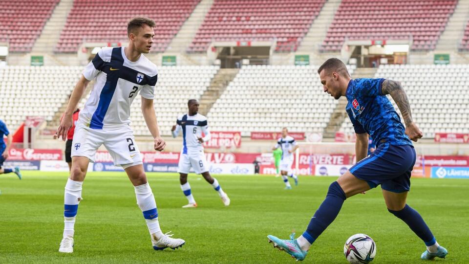 JB 31 Murcia - Slovenský hráč Lukáš Haraslín (vpravo) bojuje o loptu s Fínom Leom Väisänenom v prípravnom futbalovom zápase Fínsko - Slovensko v španielskom meste Murcia 29. marca 2022. FOTO TASR/AP
Slovakia's Lukas Haraslin, right, vies for the ball with Finland's Leo Vaisanen during an international friendly soccer match between Finland and Slovakia at Nueva Condomina stadium in Murcia, Spain, Tuesday, March 29, 2022. (AP Photo/Francisco Macia)