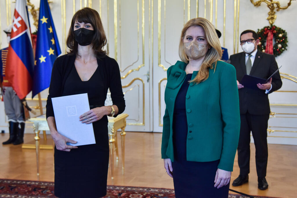 Na snímke vpravo prezidentka SR Zuzana Čaputová a vľavo sudkyňa Okresného súdu Trnava Katarína Pecuchová počas vymenovania sudcov do všeobecných súdov bez časového obmedzenia 7. decembra 2021 v Bratislave. FOTO TASR - Pavol Zachar