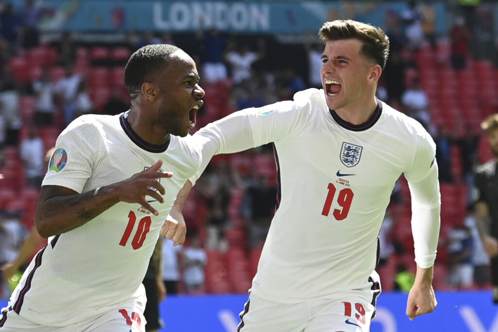 WA 72 Londýn - Anglický futbalista Raheem Sterling (vľavo) sa teší po strelení gólu v zápase základnej D-skupiny Anglicko - Chorvátsko na ME vo futbale v Londýne v nedeľu 13. júna 2021. FOTO TASR/AP
England's Raheem Sterling, left, celebrates with England's Mason Mount after scoring his side's opening goal during the Euro 2020 soccer championship group D match between England and Croatia at Wembley stadium in London, Sunday, June 13, 2021. (Glyn Kirk/Pool Photo via AP)