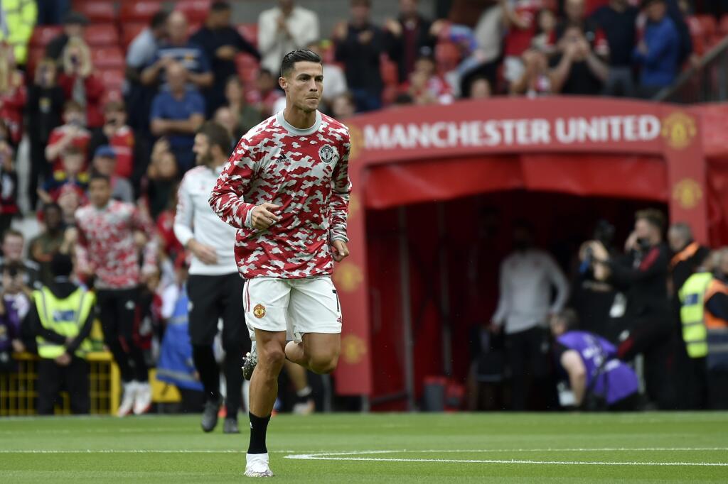 KK51 Manchester - Futbalista Manchestru United Cristiano Ronaldo sa rozvičuje pred zápasom 4. kola anglickej Premier League Manchester United - Newcastle United 11. septembra 2021 v Manchestri. FOTO TASR/AP
Manchester United's Cristiano Ronaldo comes on to the pitch for the warmup before the English Premier League soccer match between Manchester United and Newcastle United at Old Trafford stadium in Manchester, England, Saturday, Sept. 11, 2021. (AP Photo/Rui Vieira)