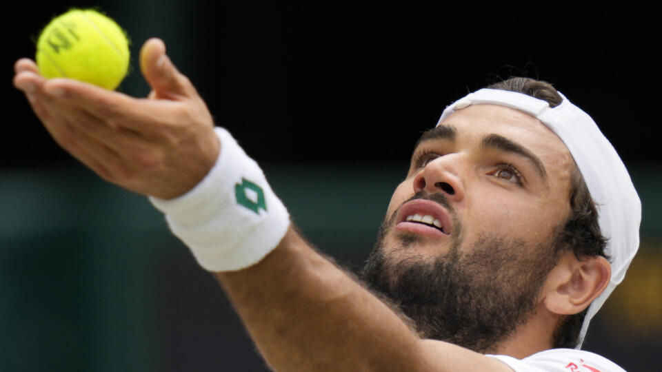 JB 48 Londýn - Taliansky tenista Matteo Berrettini podáva proti Srbovi Novakovi Djokovičovi vo finále dvojhry na grandslamovom tenisovom turnaji Wimbledon v Londýne 11. júla 2021. FOTO TASR/AP
Italy's Matteo Berrettini serves to Serbia's Novak Djokovic during the men's singles final on day thirteen of the Wimbledon Tennis Championships in London, Sunday, July 11, 2021. (AP Photo/Kirsty Wigglesworth)