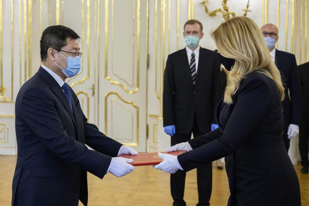 Na snímke vpravo prezidentka SR Zuzana Čaputová počas nástupnej audiencia mimoriadneho a splnomocneného veľvyslanca Čínskej ľudovej republiky Lijie Suna (vľavo) 10. júna 2020 v Bratislave. FOTO TASR - Pavel Neubauer