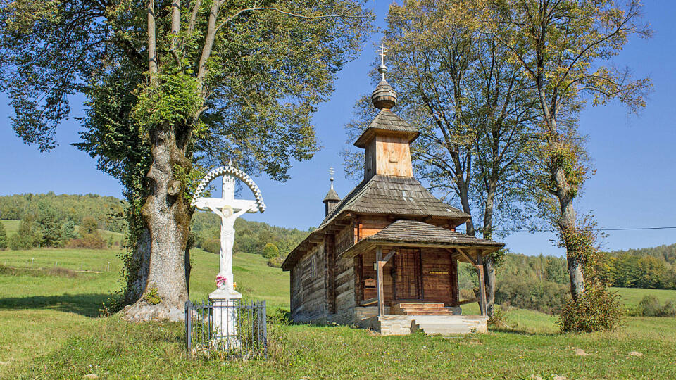 Drevený kostolík vyzerá akoby ho na lúku preniesli z minulosti a zabudli naň.