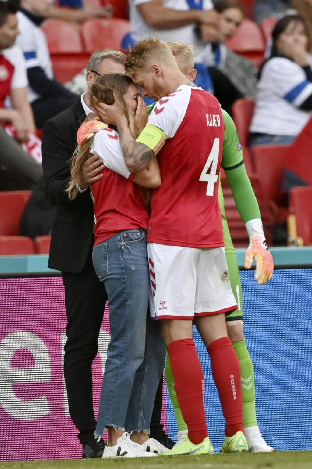 VYSTRAŠENÁ
Kapitán Simon
Kjaer a brankár
Kasper Schmeichel
upokojovali
Eriksenovu
partnerku Sabrinu.