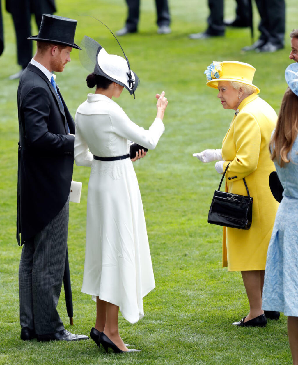 Prečo Meghan Markle nosí topánky o číslo väčšie? Chytrý stylingový trik celebrít vás dostane!