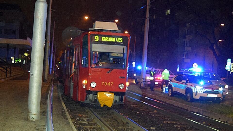 Kuriér nemal prilbu, utrpel vážne zranenia hlavy a hrudníka.