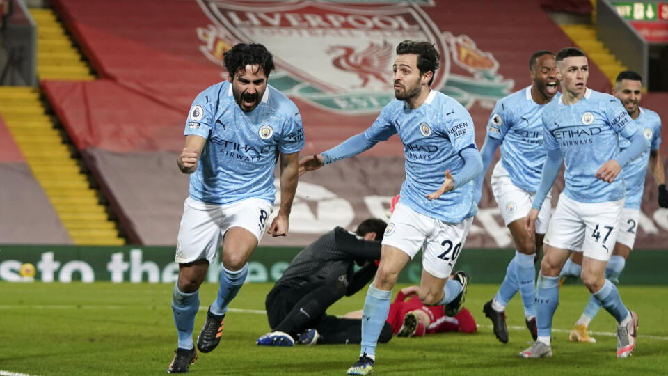 KK72 Liverpool - Futbalista Ilkay Gündogan (vľavo) z Manchestru City sa teší z gólu počas zápasu 23. kola anglickej Premier League FC Liverpool - Manchester City 7. februára 2021 v Liverpoole. FOTO TASR/AP
Manchester City's Ilkay Gundogan, left, celebrates after scoring the opening goal during the English Premier League soccer match between Liverpool and Manchester City at Anfield Stadium, Liverpool, England, Sunday, Feb. 7, 2021. (AP photo/Jon Super, Pool)