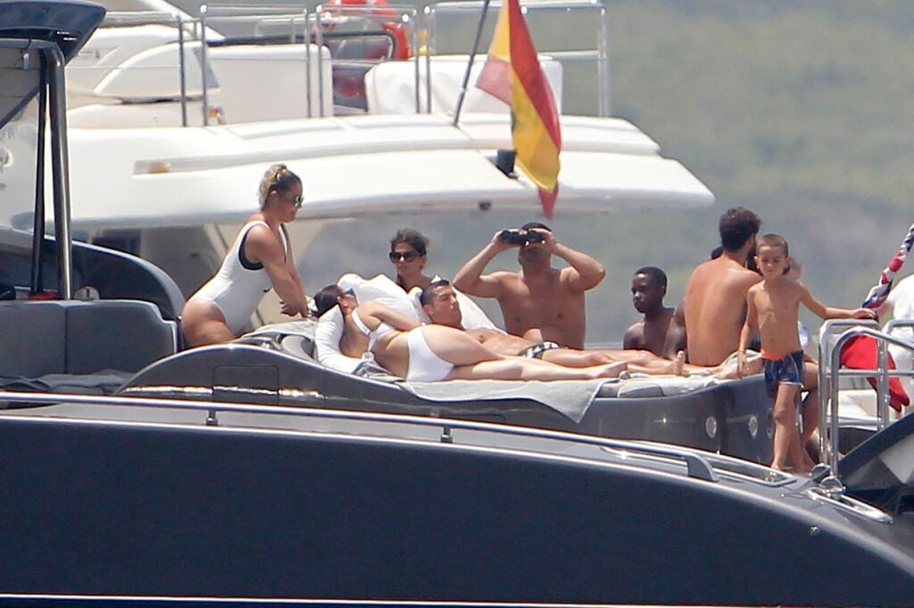Na luxusnej jachte nikdy nie sú sami. Ronaldo sa počas dovoleniek obklopuje priateľmi a rodinou.