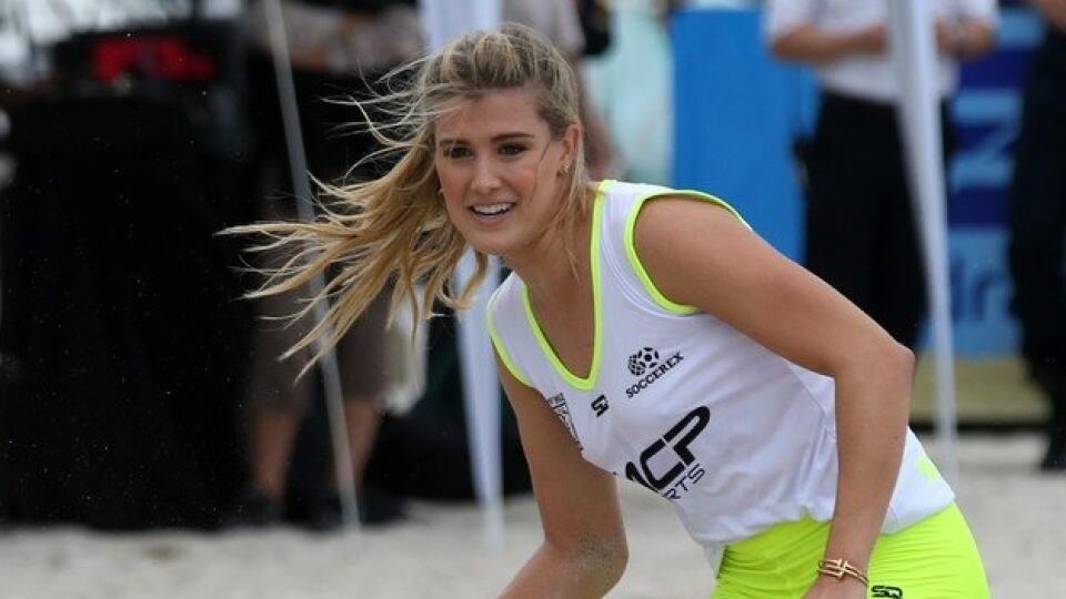 Kanadská tenistka Eugenie Bouchardová odhodila raketu. Na piesku ukázala nielen svoje futbalové schopnosti, ale priliehavý odev ukázal aj to, čo nemal: zarezaný rozkrok či odhalené bradavky.