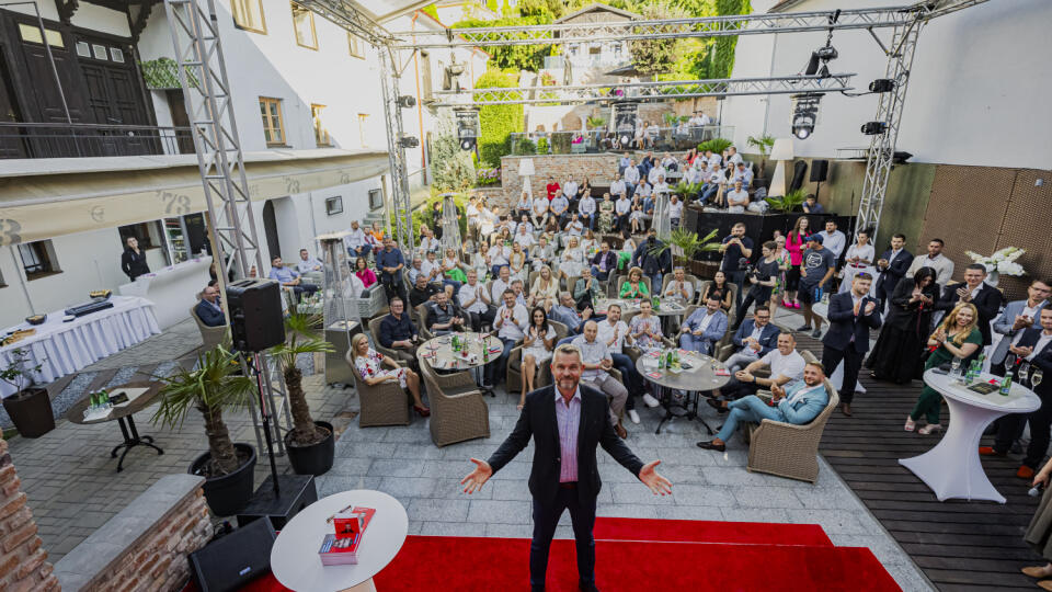 Líder Hlasu Peter Pellegrini nedávno pokrstil knihu Slovensko vlastnou cestou. Potom sa už venoval svojmu psovi Gerymu.