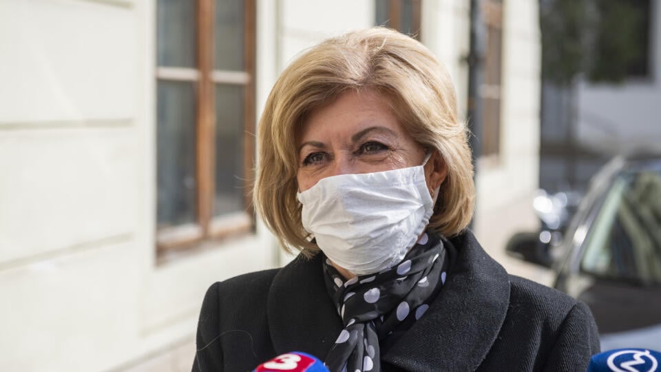 Na snímke nová členka Súdnej rady SR vymenovaná vládou SR Eva Mišíková prichádza na štvrté zasadnutie Súdnej rady SR, ktorá bude opätovne voliť predsedu Najvyššieho súdu (NS) SR v Bratislave 27. apríla 2020. FOTO TASR - Jaroslav Novák