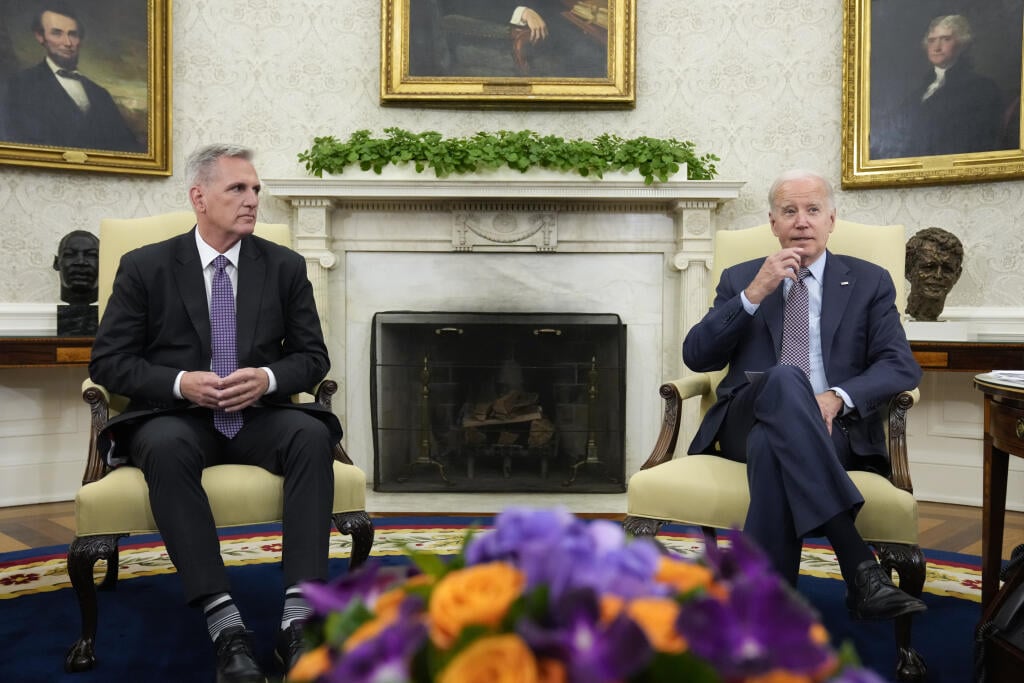 Americký prezident Joe Biden a predseda Snemovne reprezentantov Kevin McCarthy