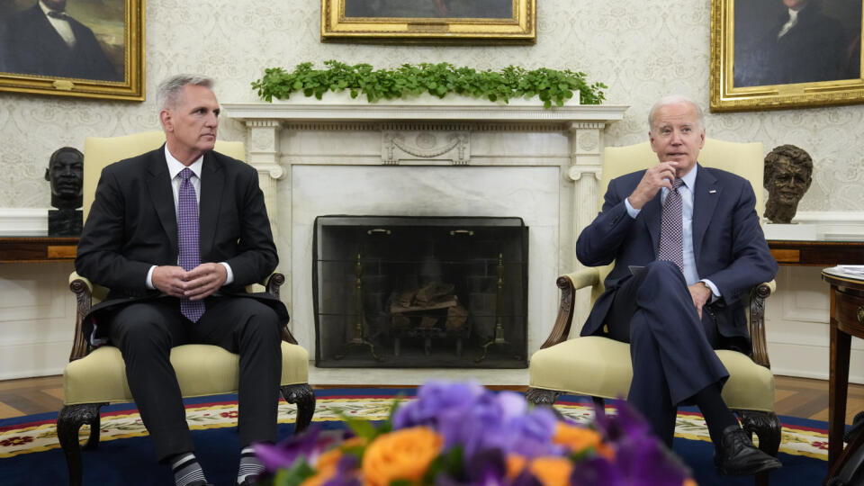 Americký prezident Joe Biden a predseda Snemovne reprezentantov Kevin McCarthy