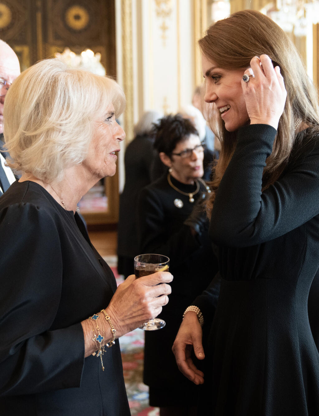 Počas stretnutia s predstaviteľmi krajín Commonwealthu mala Kate na sebe ikonický náramok zosnulej Diany. Rovnako aj prsteň a náhrdelník. Kate je na fotke s Camillou, kráľovnou manželkou.
