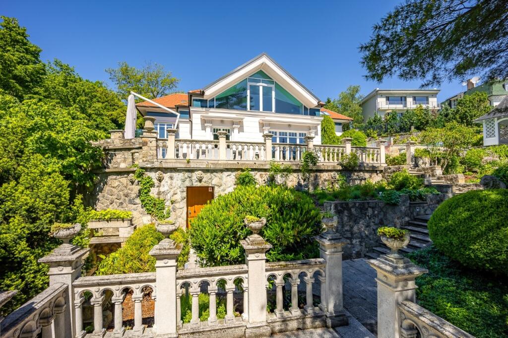 Slovakia Sotheby’s Int. Realty ponúka na predaj klenot v podobe nádhernej vily s romantickou záhradou. Nachádza sa v prestížnej bratislavskej lokalite Starého Mesta.