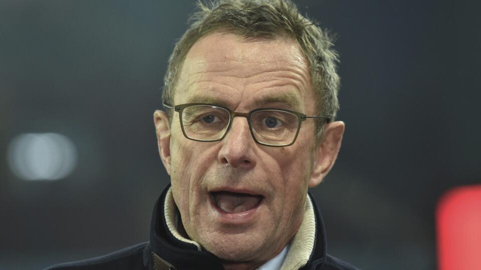 PK 9 archív Birmingham - Na archívnej snímke zo soboty 15. januára 2022 dočasný tréner Manchestru United Ralf Rangnick odpovedá novinárom pred zápasom anglickej futbalovej Premier League Aston Villa - Manchester United v Birminghame. Ragnick v utorok 18. januára 2022 informoval, že sa po rozhovore s útočníkom Anthonym Martialom v kabíne mužstva vyčistil vzduch. Nemecký kouč po sobotnom ligovom zápase na pôde Aston Villy (2:2) povedal, že Francúz odmietol zaradenia do kádra, hráč to však v reakci