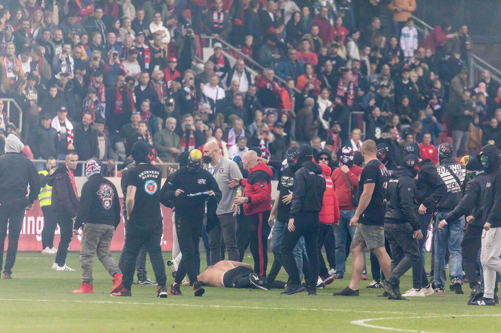 Derby Trnavy so Slovanom predčasne ukončili po tom, ako ihrisko zaplavili chuligáni, ktorí sa bili hlava-nehlava.