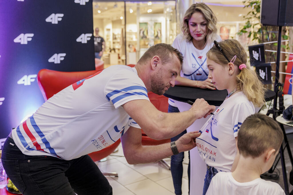 Na snímke Marián Gáborik a Ivana Surovcová počas dobročinnej akcie v košikom nákupnom centre. Dvojica pricestovala podporiť predaj tričiek, výťažok z ktorého putuje do nadácie Mariána Gáborika.