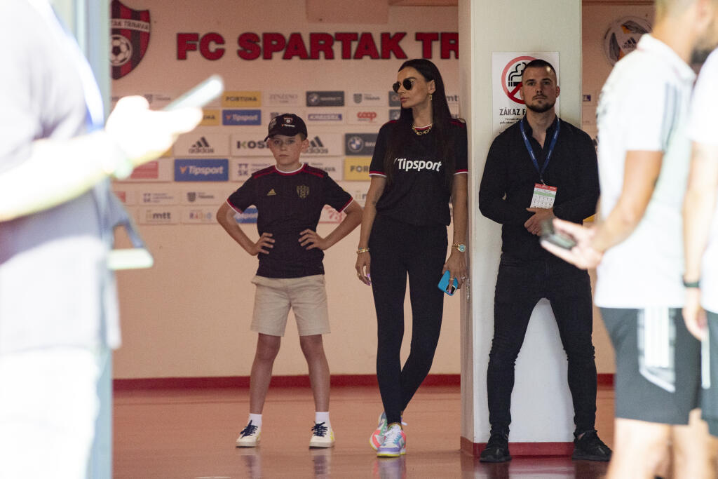 Pri veľmi emotívnych chvíľach pre Škrtela nechýbali jeho najbližší. Jeho sexi manželka Barbora a syn Matteo.