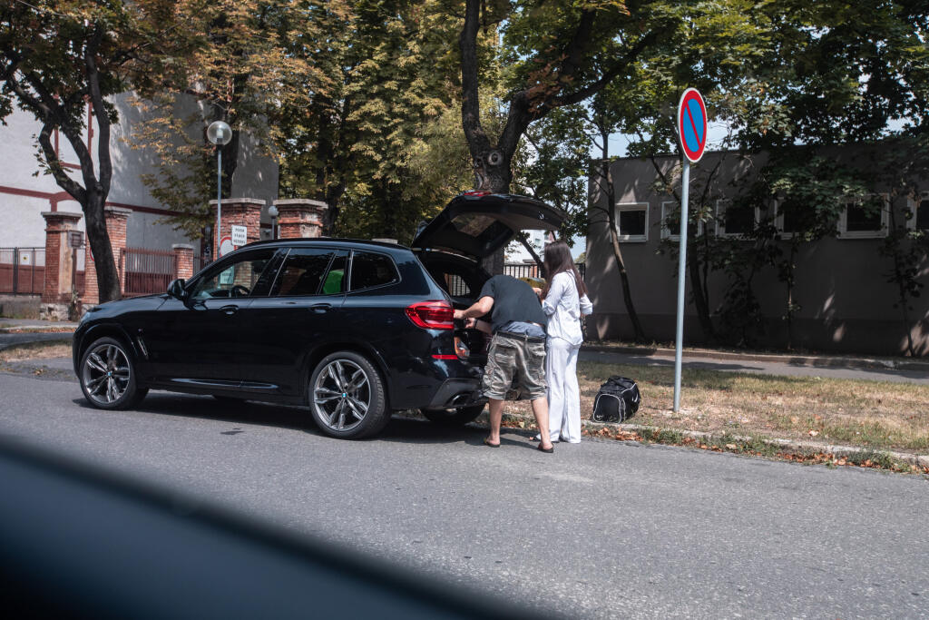 Spevák nakladá batožinu Denisy.