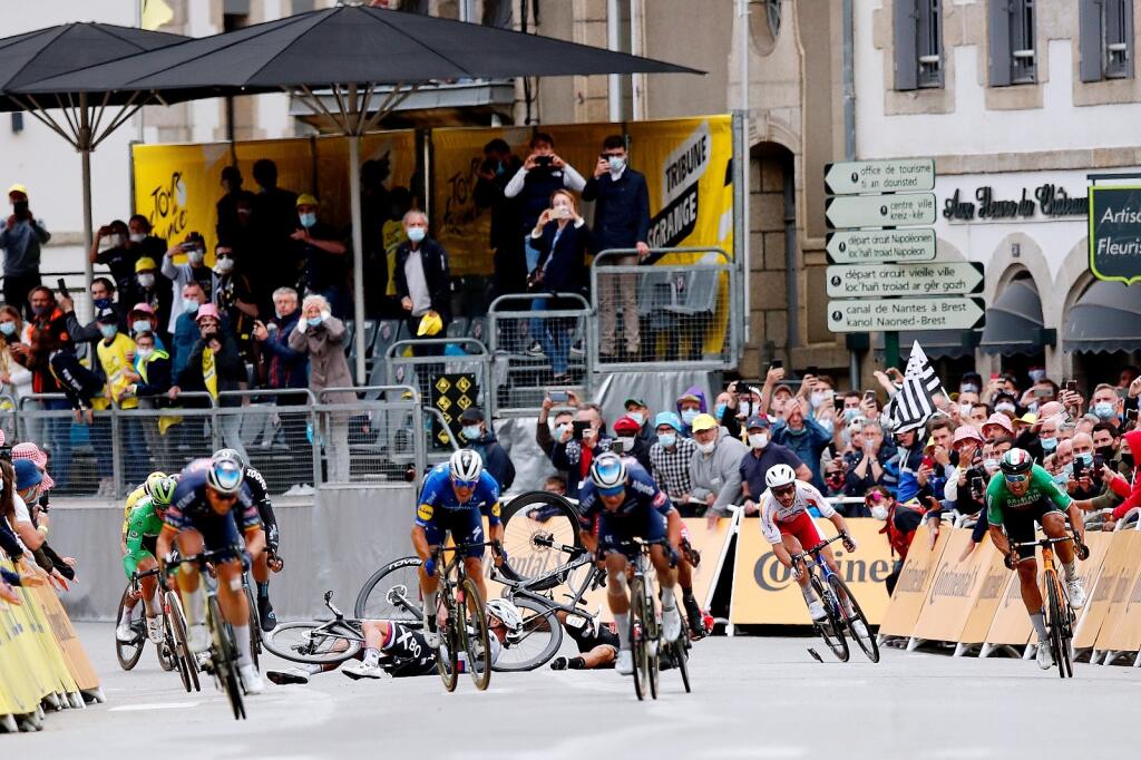 Peter Sagan spadol pred cieľom 3. etapy Tour de France.
