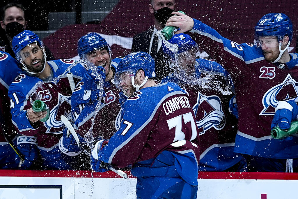 KK2 Denver - Hokejisti Colorada Avalanche sa tešia z hetriku J.T. Comphera (37) počas zápasu zámorskej hokejovej NHL proti Los Angeles Kings 12. mája 2021 v Denveri. FOTO TASR/AP
Colorado Avalanche left wing J.T. Compher (37) is congratulated by teammates after scoring a hat trick against Los Angeles Kings goaltender Calvin Petersen (40) during the second period of an NHL hockey game Wednesday, May, 12, 2021, in Denver. (AP Photo/Jack Dempsey)