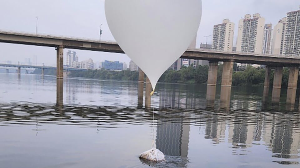 Na snímke  balón pravdepodobne vypustený Severnou Kóreou na rieke Han v Soule v nedeľu 9. júna 2024.