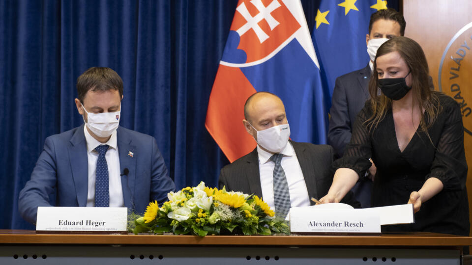 Na snímke zľava podpredseda vlády SR a minister financií SR Eduard Heger a prezident Slovenskej bankovej asociácie (SBA) Alexander Resch počas podpisu spoločného memoranda predstaviteľov vlády SR a zástupcov SBA 22. júna v Bratislave. FOTO Pavel Neubauer