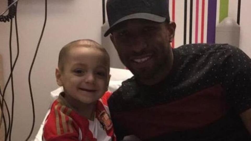Defoe má veľké srdce. Neváhal za ním prísť, osobne sa stretnúť a chlapcovi robiť dni krajšími. Spolu si zapózovali, posmiali sa, pofotili a malý Bradley bol ihneď plný života