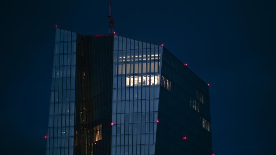 WA 2 Frankfurt - Na snímka budova Európskej centrálnej banky (ECB) vo Frankfurte nad Mohanom v stredu 17. februára 2021. Zisk ECB v roku 2020 - poznačenom koronakrízou - klesol. Zisk dosiahol 1,6 miliardy eur po 2,4 miliardy eur v roku 2019, uviedla ECB vo štvrtok vo Frankfurte nad Mohanom. Hlavným dôvodom poklesu o 722 miliónov eur boli nižšie úrokové výnosy. FOTO TASR/DPA
17.02.2021, Hessen, Frankfurt/Main: In einem oberen Stockwerk der Europäischen Zentralbank (EZB) ist ein Bürotrakt nach So