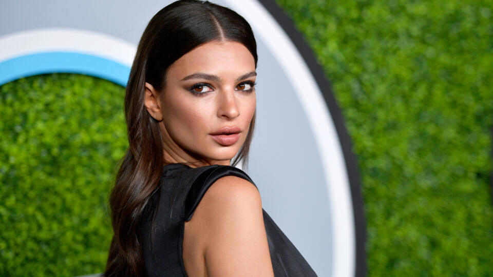 Krásna modelka Emily Ratajkowski (26) si pred objektív ľahla nahá.