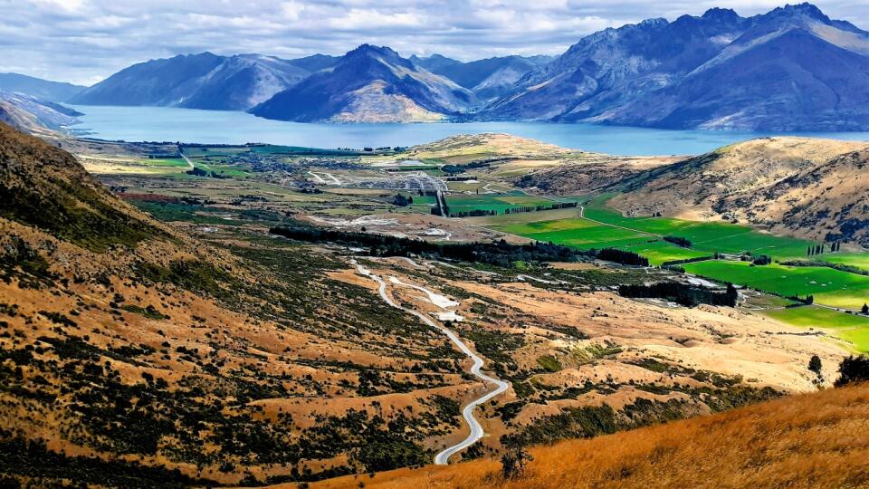 JEDINEČNÁ PANORÁMA Nekonečné údolia na ceste do Queenstownu.