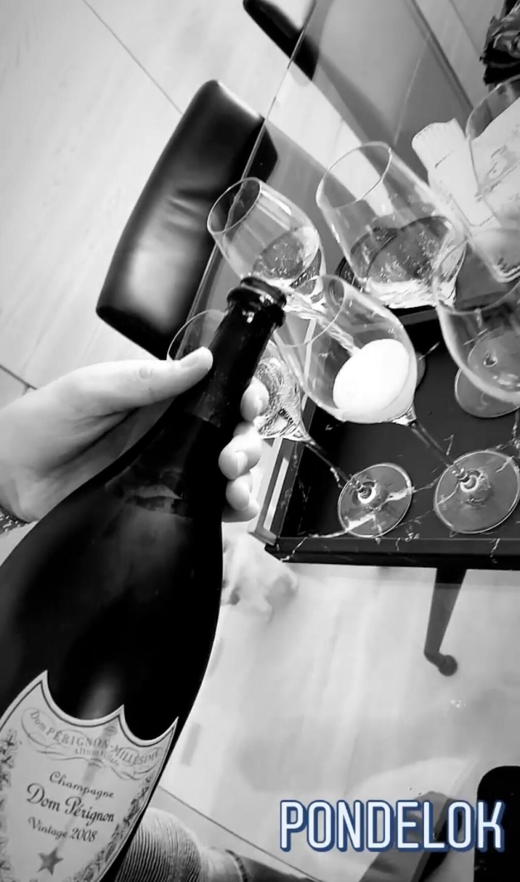 Škriniarova priateľka sa pochválila luxusným pitím na dcérkinej párty. Dopriala si šampanské slávnej značky, ktorého fľaša vás vyjde na niekoľko stoviek eur.