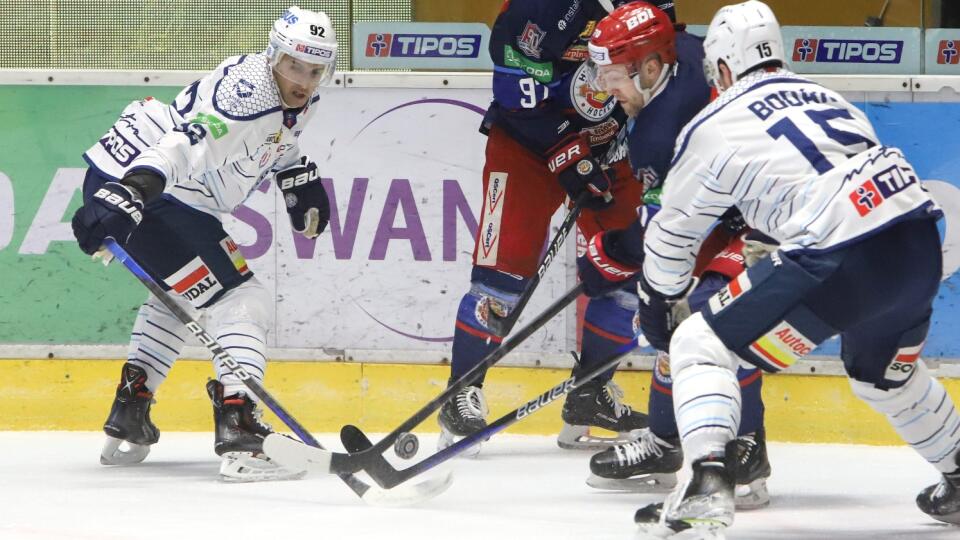 Na snímke zľava Sahir Gill (Nitra), Marek Hecl (Zvolen) a Martin Bodák (Nitra) počas zápasu 31. kola Tipos extraligy HKM Zvolen - HK Nitra vo Zvolene v piatok 20. januára 2023. FOTO TASR - Ján Krošlák