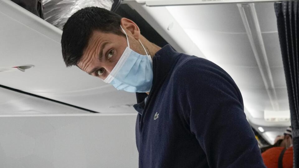 KK6 Dubaj - Srbský tenista Novak Djokovič v lietadle pred odletom do Belehradu 17. januára 2022 na letisku v Dubaji. Srbského tenistu Novaka Djokoviča deportovali v nedeľu z Austrálie a nebude obhajovať titul na grandslamovom Australian Open. Srbský tenista neuspel na federálnom súde v Melbourne s odvolaním sa proti opätovnému zrušeniu jeho víza, ktoré v piatok nariadil austrálsky minister pre imigráciu Alex Hawke.
Novak Djokovic walks to his seat on a plane to Belgrade, in Dubai, United Arab Em