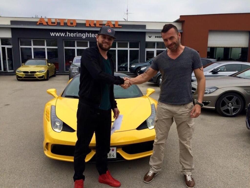 Medzi najväčších milovníkov luxusných áut zo slovenských športovcov patrí hokejista Marián Gáborík. V roku 2015 si kúpil Ferrari 458 Italia Speciale. A špeciálne naozaj je. Určite svojou žltou farbou ale aj cenou, ktorá sa vyšplhala na 288-tisíc eur.
