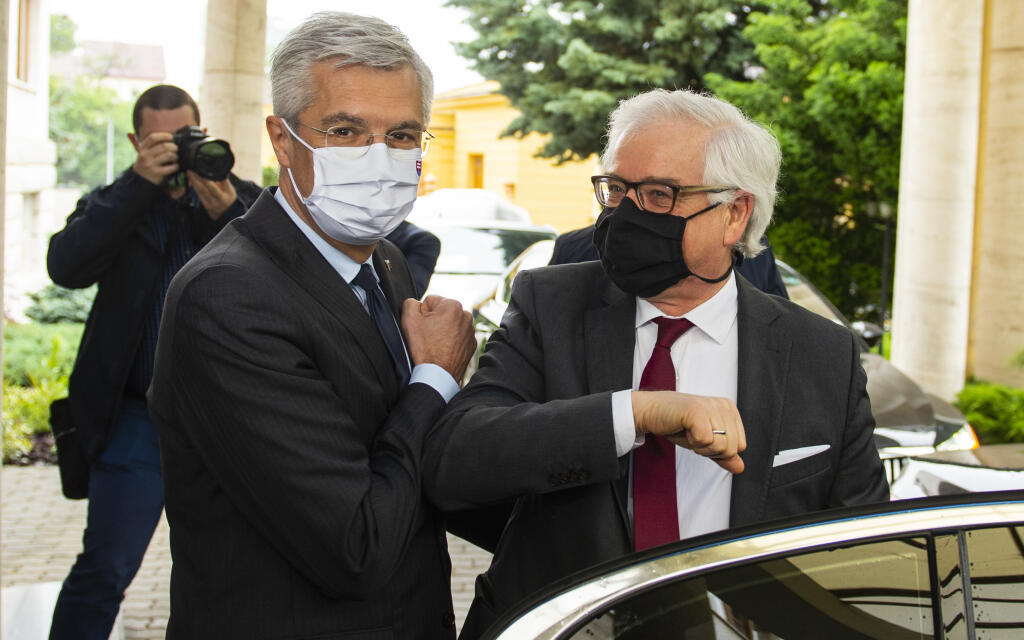 Na snímke vľavo minister zahraničných vecí a európskych záležitostí SR Ivan Korčok počas stretnutia s poľským rezortným partnerom Jacekom Czaputowiczom (vpravo) 5. júna 2020 v Bratislave. FOTO TASR – Jakub Kotian